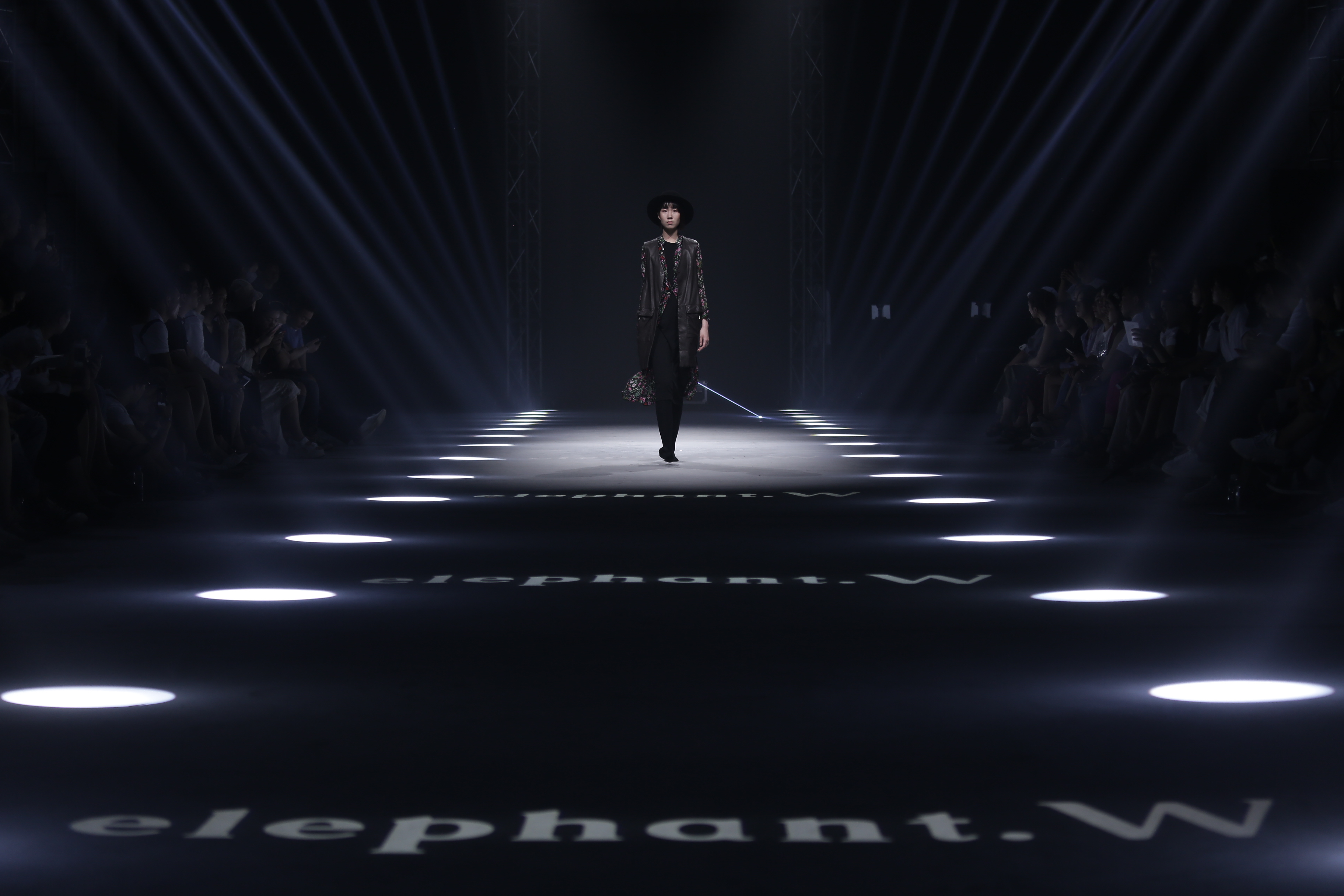 原创国潮！“摩·印象”夜袭杭城——M21全面绽放