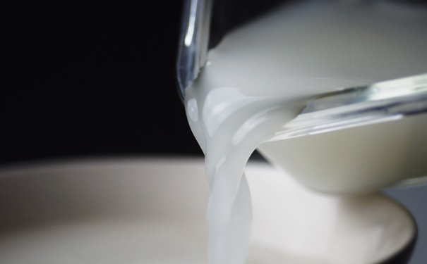 白色衣物总是洗不干净?往水里加点东西,轻轻一搓即刻搞定