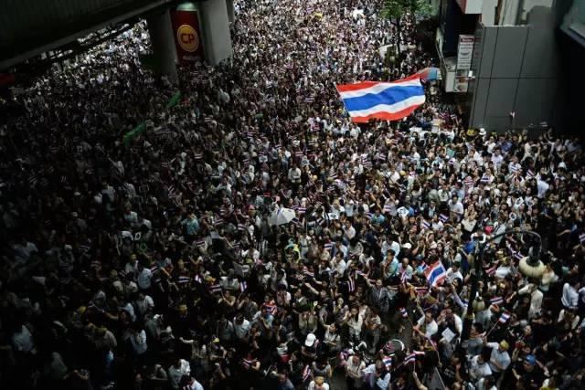 泰国总理英拉惊艳的照片,世界华人女总统