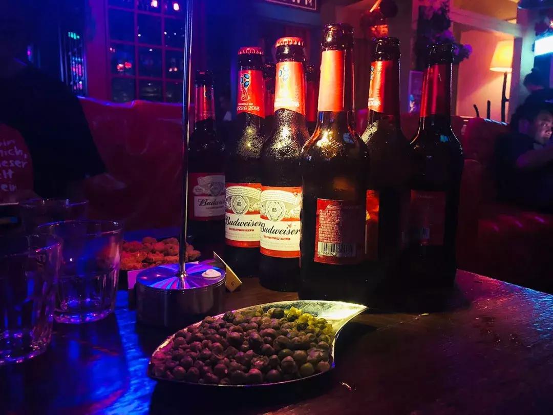 内马尔巴黎看球,内马尔17-18赛季球衣签名