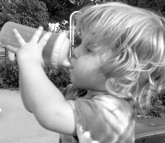 宝宝不爱喝水的8大妙招,宝宝不爱喝水一招搞定