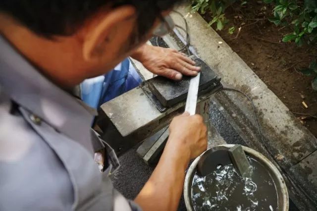 菜刀怎么磨什么角度才锋利耐用,不管菜刀有多钝大厨教你一招