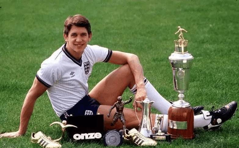 内马尔脚踝90度扭曲裁判判罚,内马尔在球场被踢