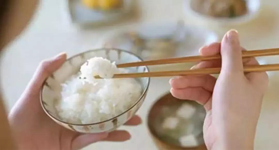 手术后病人应该怎么躺,手术后怎么躺着舒服