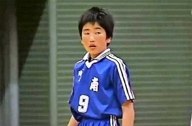 日本“妖星”险些掀翻“欧洲红魔”，他曾连过5人戏耍拜仁后防