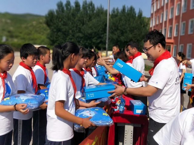 灾区贫困儿童没鞋穿,贫困山区孩子没有鞋子