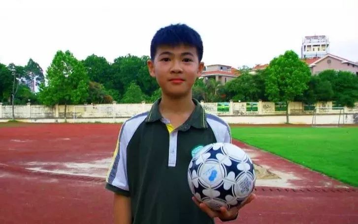 松山湖两名足球小将亮相世界杯,与内马尔、厄齐尔等球星面对面!