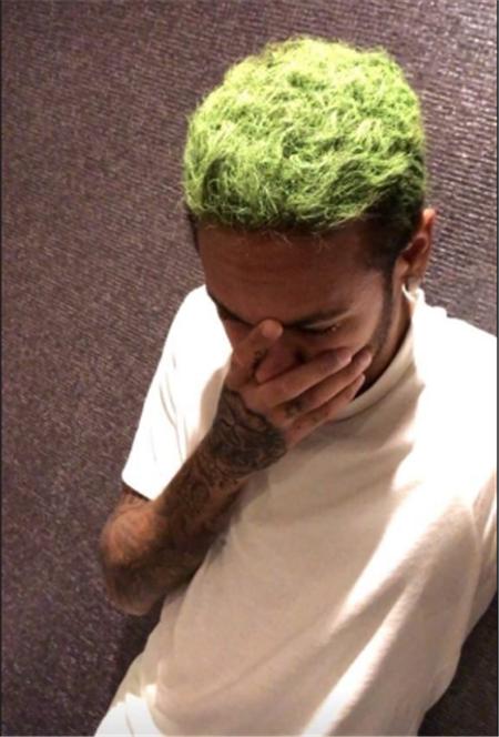 世界杯巴西内马尔球迷头顶方便面,内马尔18年世界杯泡面头