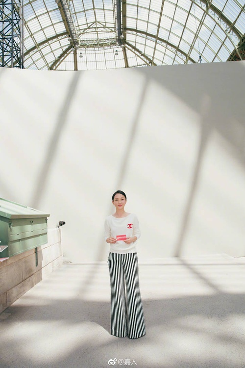 46岁周迅穿露肩装现身,周迅素颜亮相穿着休闲