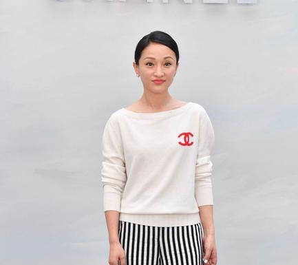 46岁周迅穿露肩装现身,周迅素颜亮相穿着休闲