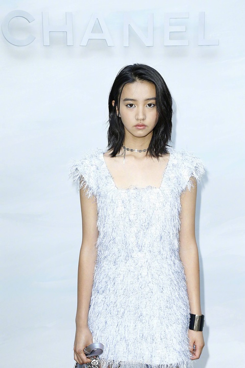 46岁周迅穿露肩装现身,周迅素颜亮相穿着休闲