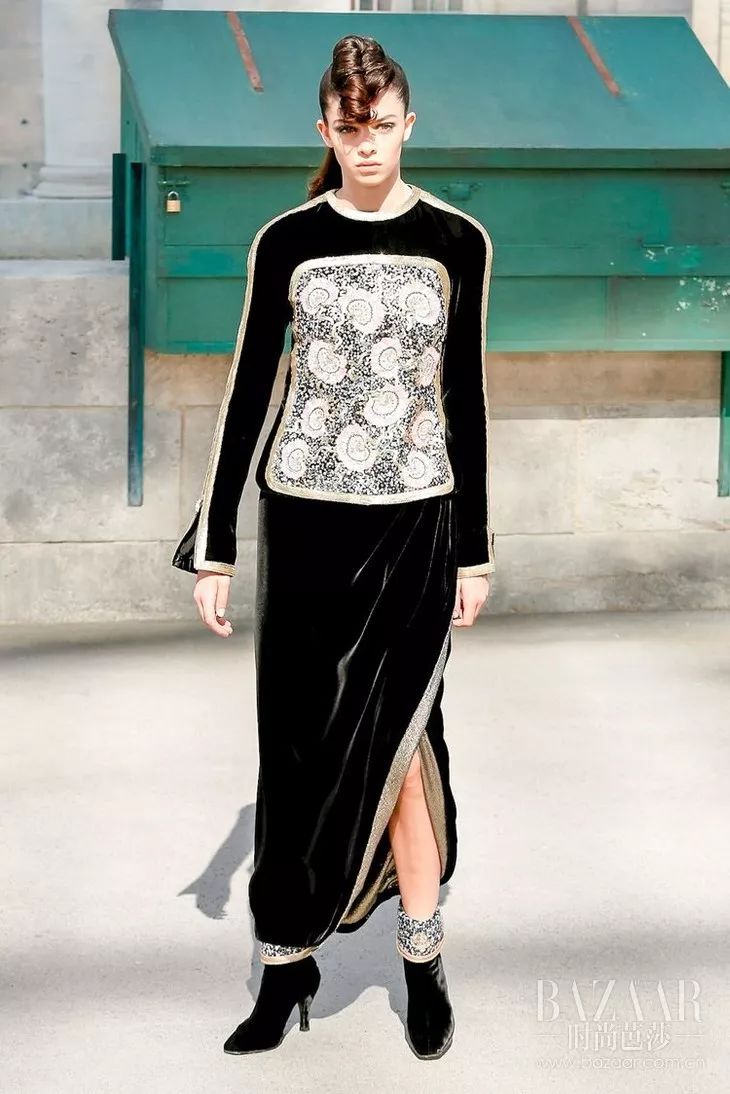 塞纳河倒映着埃菲尔铁塔,香奈儿的绝美高定