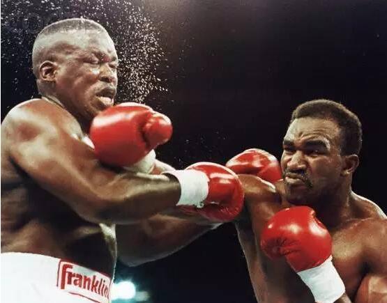 霍利菲尔德与刘易斯的巅峰对决,霍利菲尔德和刘易斯比赛视频