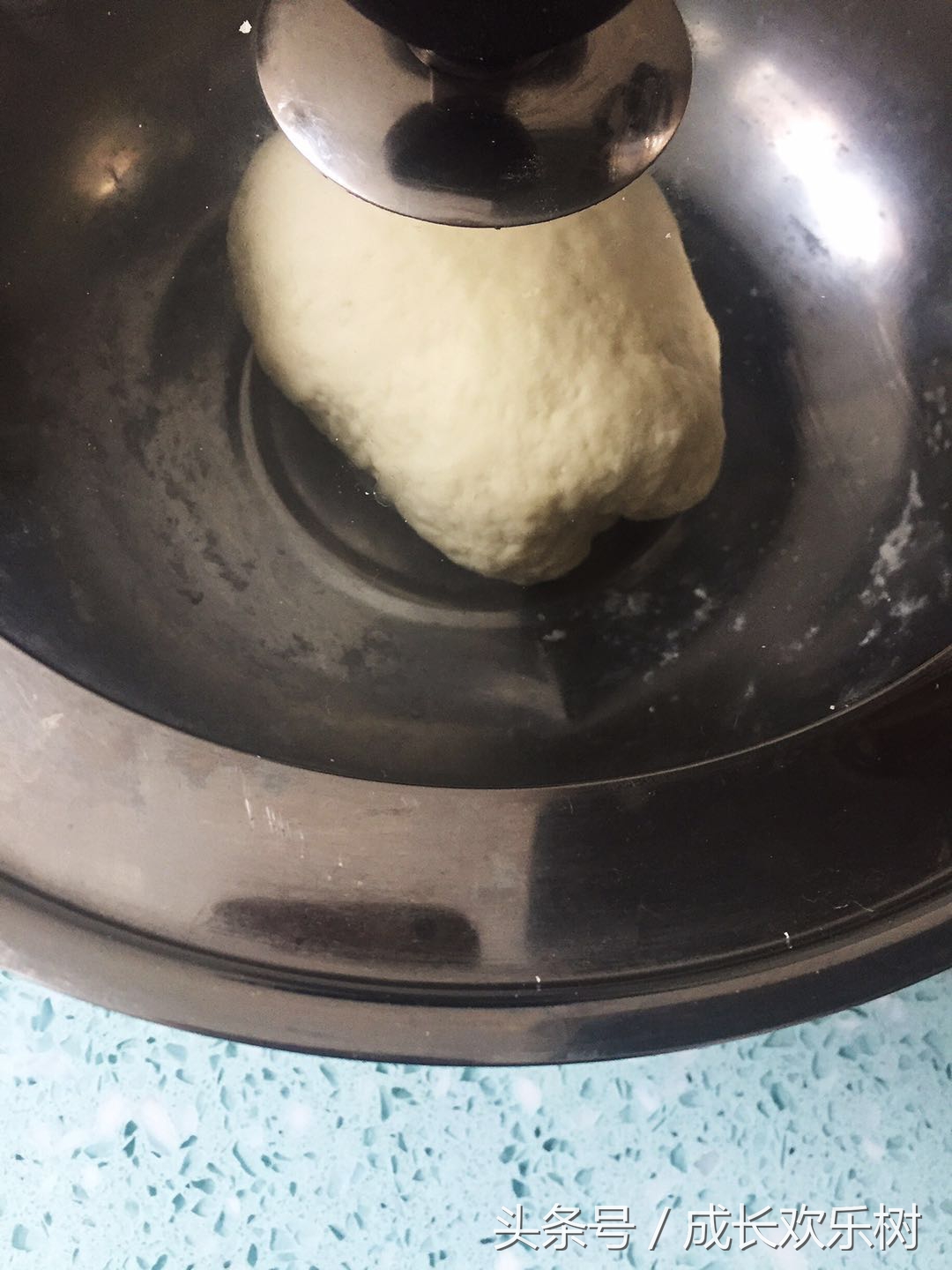 爸爸看世界杯宝宝趴床边,老爸看足球世界杯