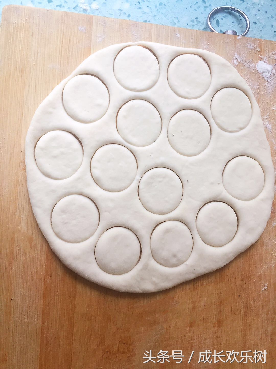 爸爸看世界杯宝宝趴床边,老爸看足球世界杯