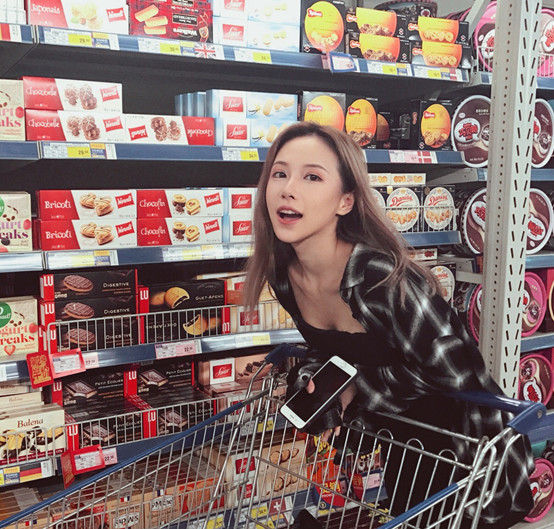 丸子带球去俄罗斯看世界杯，变身足球宝贝？网友：好大好大