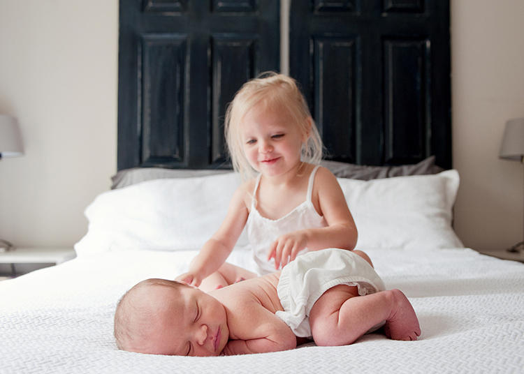 新生儿有惊跳反射但是听力未通过,新生儿出生打嗝和惊跳是怎么回事