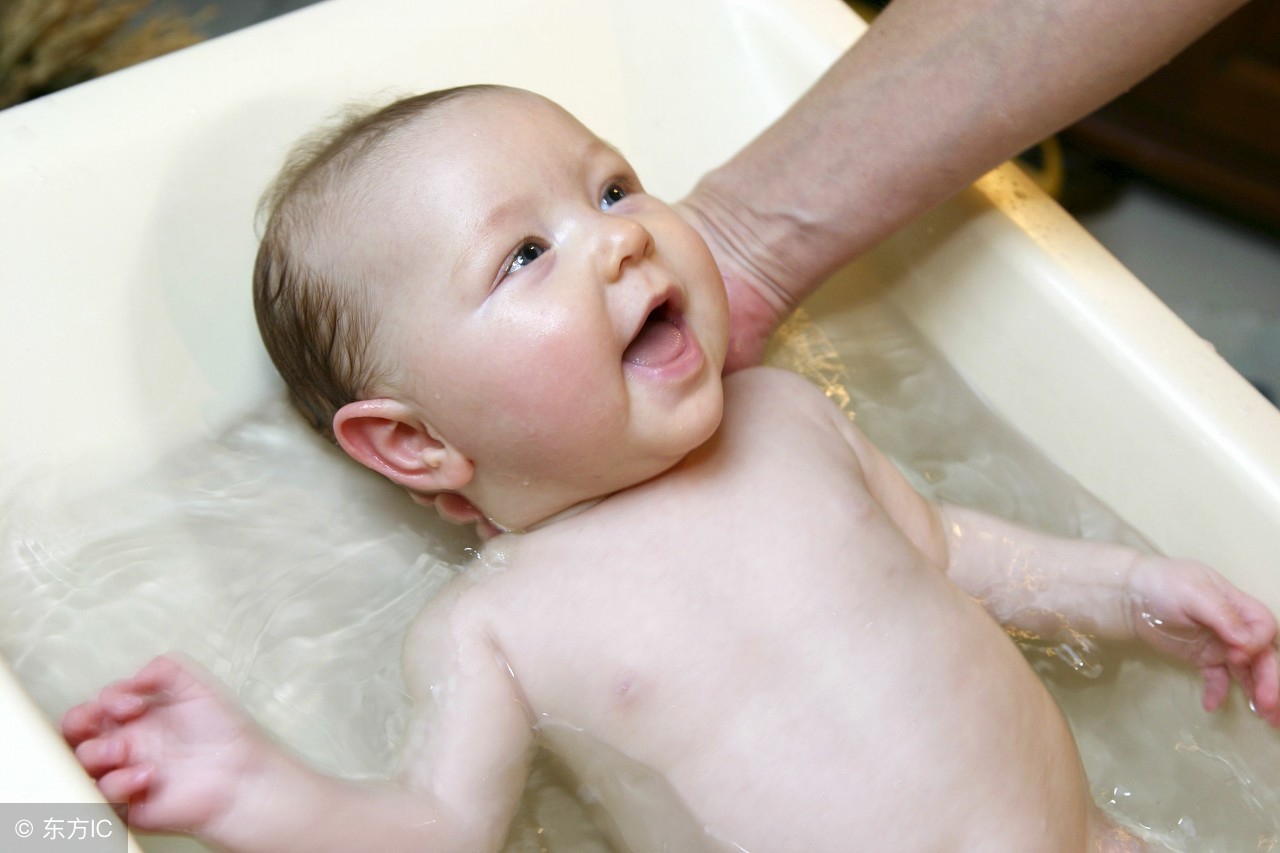 宝宝发烧38.7物理降温的正确做法,发烧38.5度可以用白酒降温吗