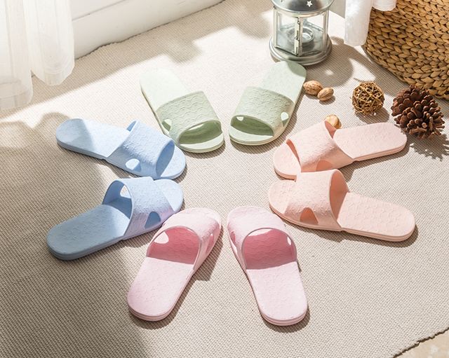 一条货架｜来自澳大利亚的“德运”奶粉；收起来只有巴掌大的拖鞋