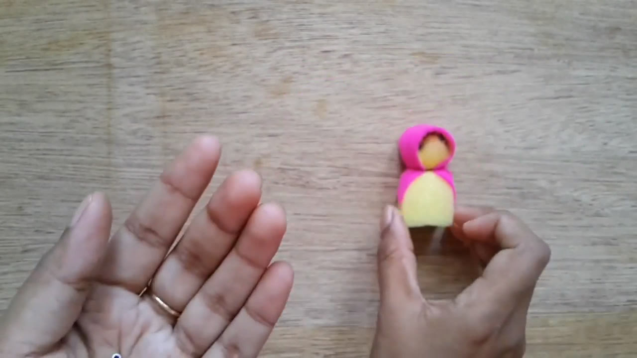 制作简单的海绵宝宝娃娃,用海绵纸给娃娃做鞋子