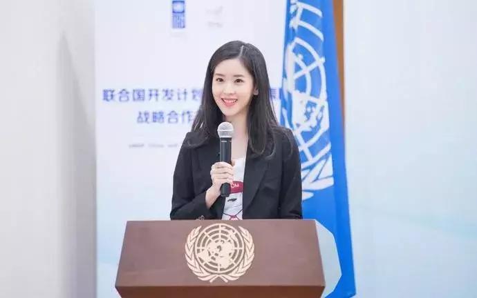 奶茶妹妹章泽天身穿无痕裤显气质,奶茶妹妹章泽天和刘强东早期视频