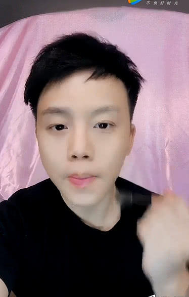 为了哄女老板,95后小伙仿妆梅西,画上胡须后神还原!