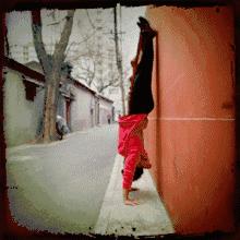 学会空中倒立,学会倒立就可以学的动作