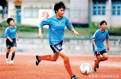 中国女孩捡球,捡球的中国女孩