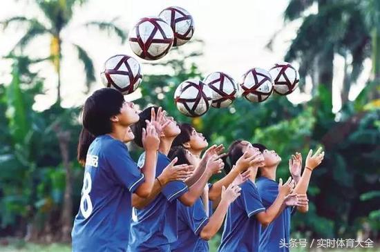 中国女孩捡球,捡球的中国女孩