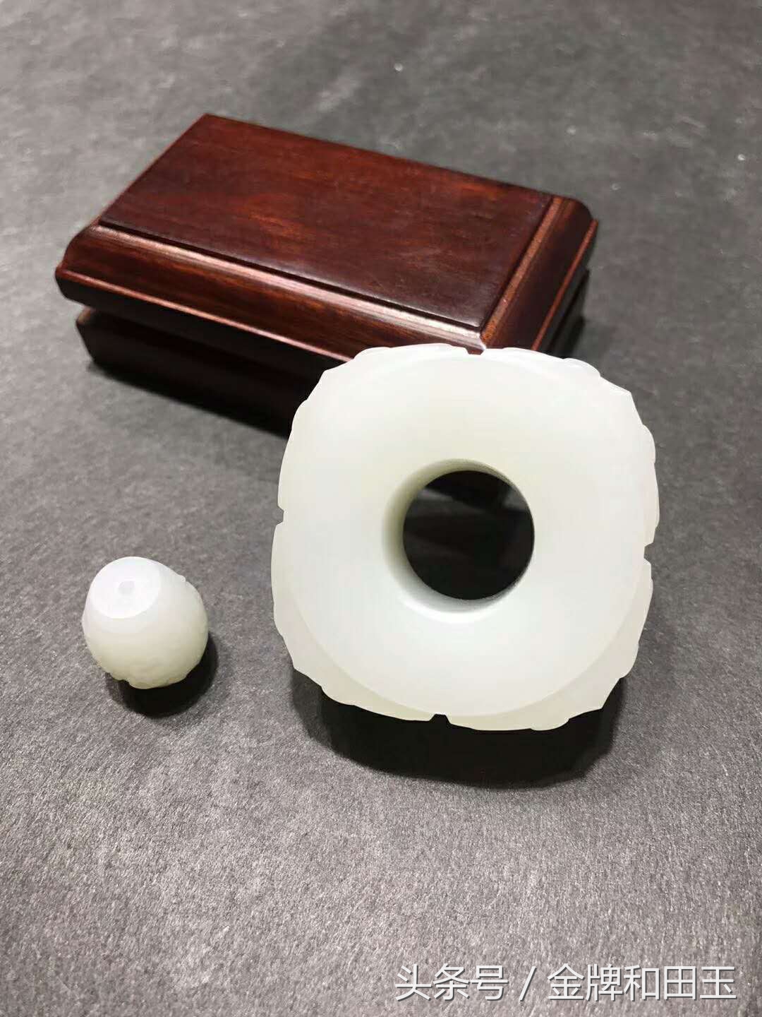 红皮白肉的和田玉籽料多少钱一克,几千块能买到红皮白肉的和田玉吗