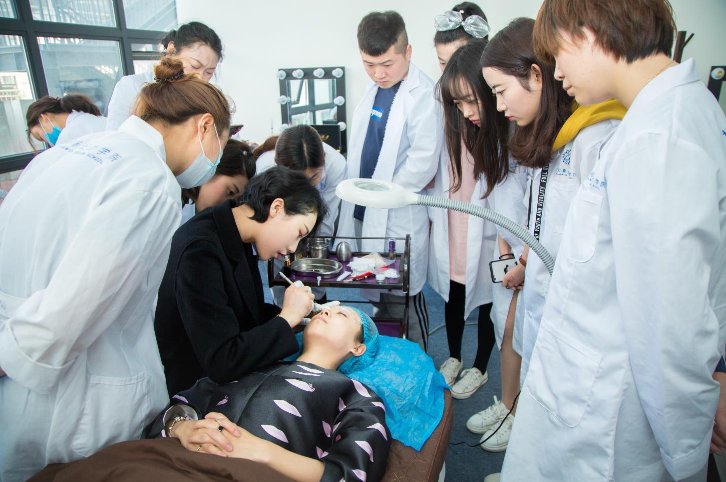 线条眉和丝雾眉的区别哪个好看,雾眉线条眉和丝雾眉区别