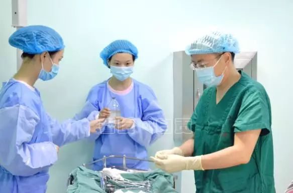 首例试管婴儿诞下男婴,首例男性移植子宫生育