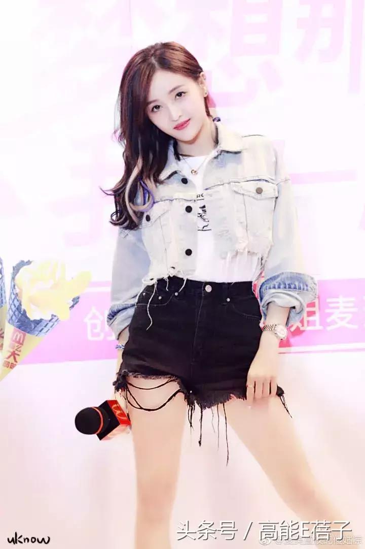 吴宣仪海南甜美穿搭,不知道怎么搭配时尚让小姐姐教你