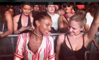 拿下维密天价Bra的黑珍珠和男友前往派对，网友：这恐怕是假腿吧