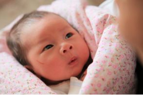 防止宝宝抓破脸戴手套,婴儿能不能戴手套怕抓脸