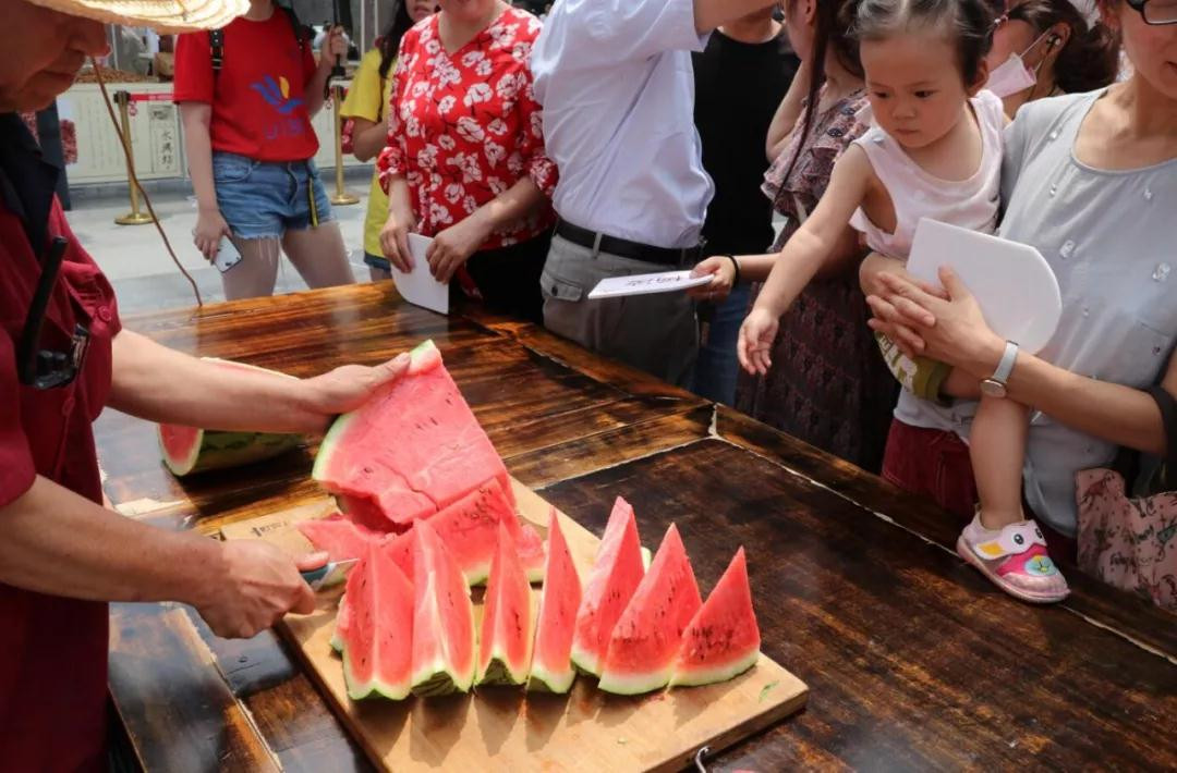 小暑节气千余人共写biang字永兴坊让传统文化更有面儿