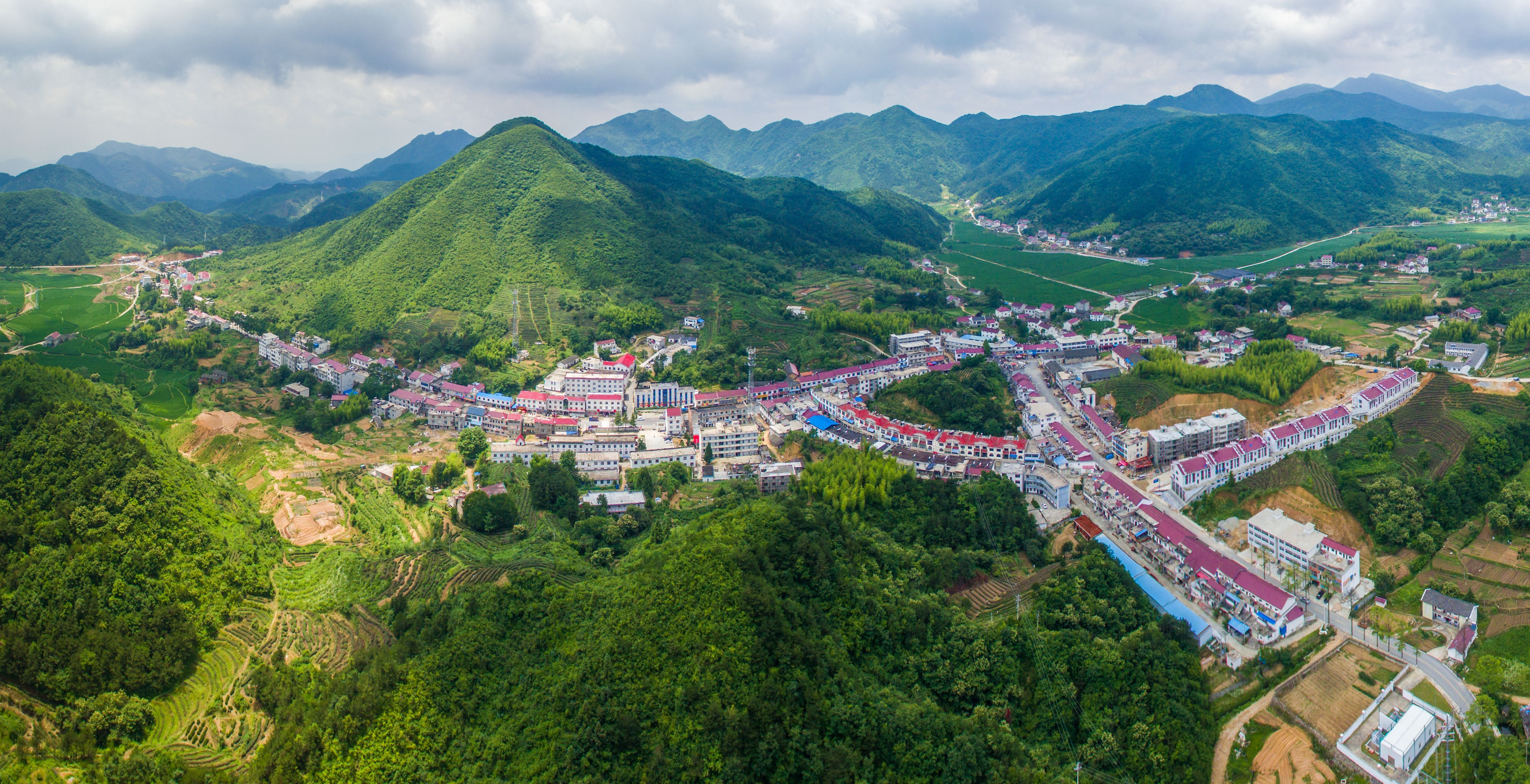 扶上马送一程脱贫攻坚,革命老区脱贫致富现场