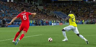 刚被穆帅批评假摔,马上就用进球回应,一夜之间他成为英格兰英雄