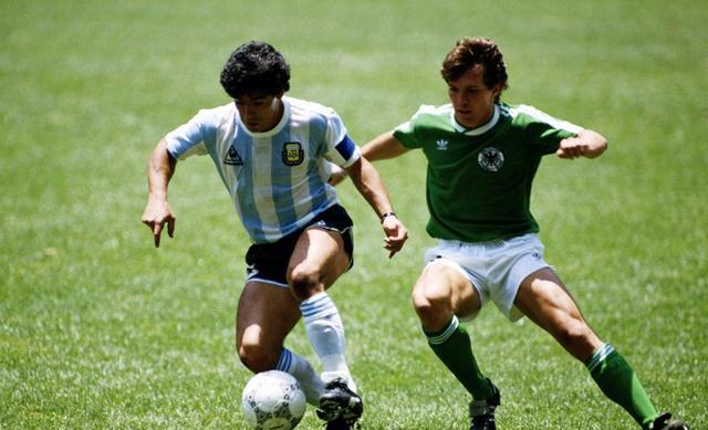 足球最佳阵容梅西c位出场,足球史上最强11人阵容c罗