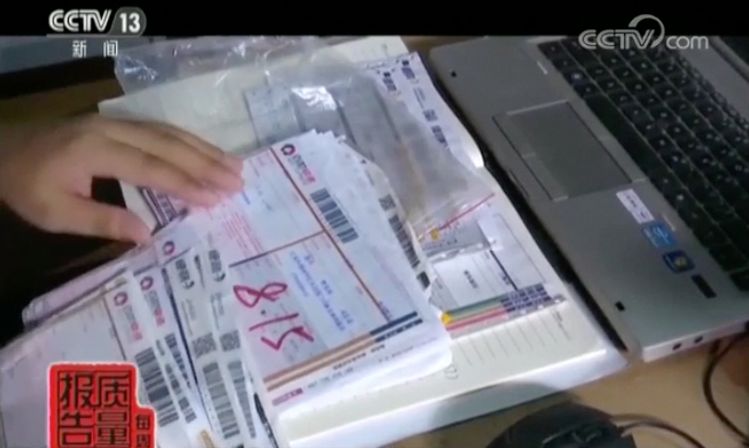 震惊!“迪奥香水”成本仅1元!这样的代购化妆品你还敢用吗?