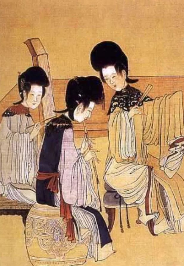 被中年妇女“玩坏”的丝巾，如何找回它的历史品味？｜文化观察