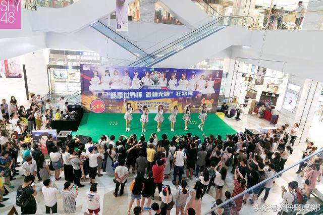 地铁上偶遇世界杯足球宝贝，SHY48现身沈阳街头点燃夏日热情