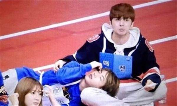 金硕珍推特晒扇子，“失主”李在焕前来认领，粉丝：跨团CP秀恩爱