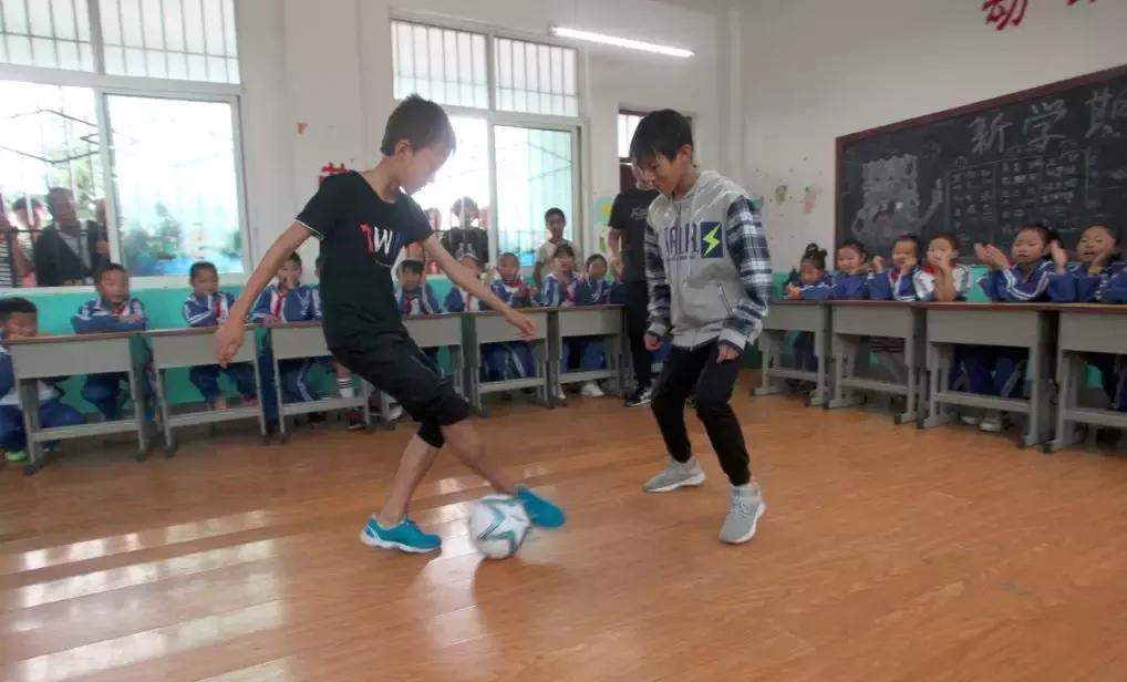 和梅西一起踢球是什么感觉,和梅西踢的一个老将