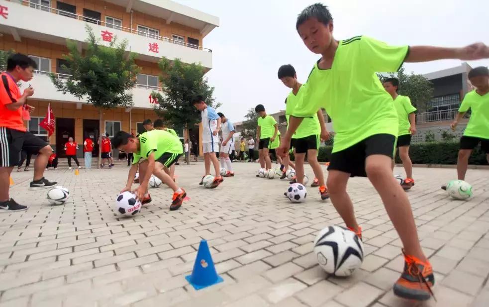 和梅西一起踢球是什么感觉,和梅西踢的一个老将