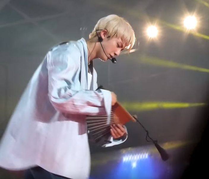 防弹少年团Jin台上捡好友舞台道具网上炫耀，偶像行为让粉丝发笑
