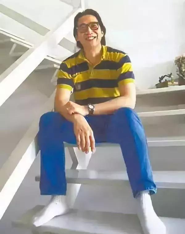 他是林夕、黄伟文共同的偶像，10年作词千首，被誉为“港乐鬼才”