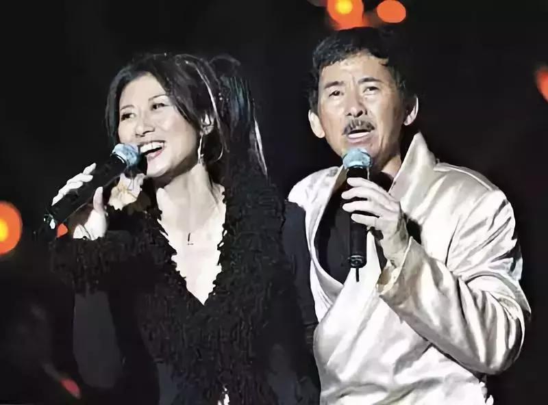 他是林夕、黄伟文共同的偶像，10年作词千首，被誉为“港乐鬼才”