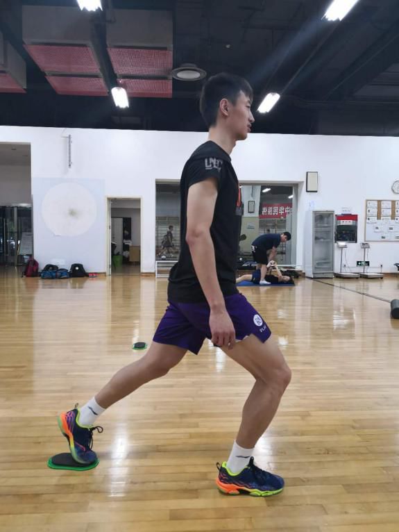 右膝关节软骨损伤怎么锻炼,膝关节软骨损伤2级严重吗