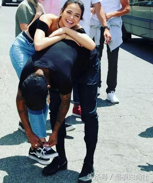 内马尔女友从贫民窟出身到巴西版“关晓彤”，她靠的可不是身材！